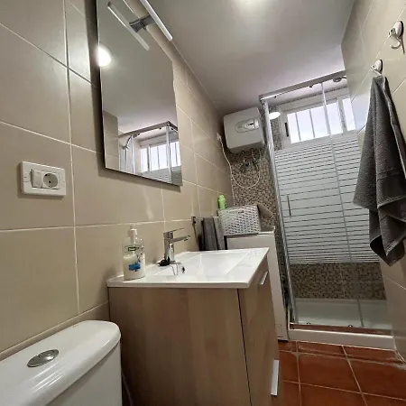 Practical And Cozy In Southern Arona Appartamento