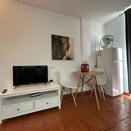 Practical And Cozy In Southern Arona Appartamento *